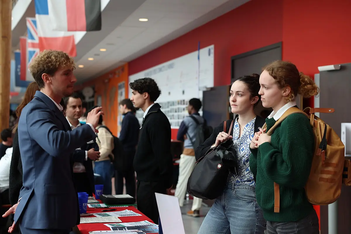 Un recruteur échange avec deux étudiantes lors du Careers Day à l'ESEO.
