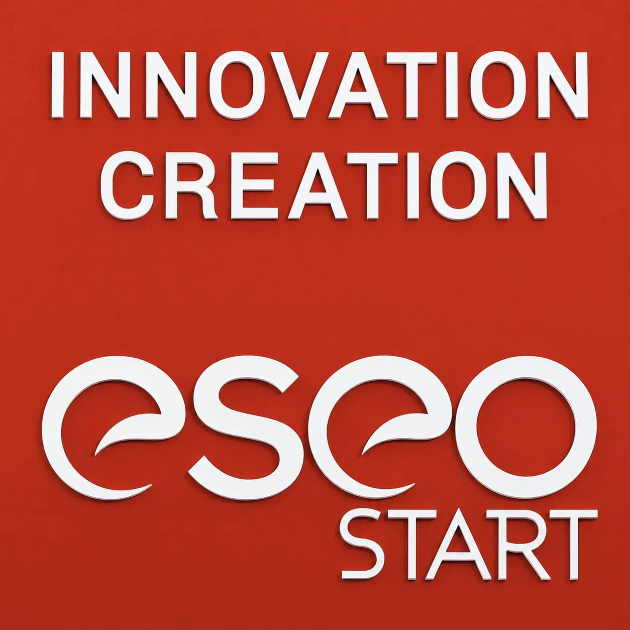 Signalétique ESEOStart « Innovation Création » en lettrage blanc sur mur rouge.